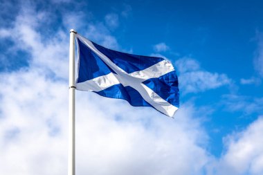 İskoçya bayrağı, aynı zamanda St Andrew Haçı ya da Saltire, İngiltere olarak da bilinir.