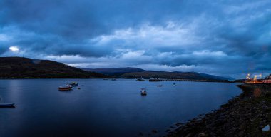 Fort William, İskoçya 'nın batısındaki bir kasaba, Linnhe Gölü kıyılarında, Ben Nevis, İngiltere' ye açılan kapı olarak bilinir.