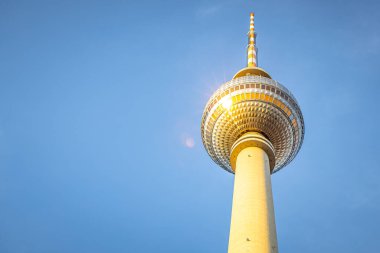 Berlinli Fernsehturm yaz akşamı, Berlin