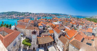 Hırvatistan 'ın yaz aylarında Trogir' in hava manzarası