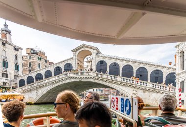 İtalya, Venedik 'teki Rialto köprüsünün manzarası