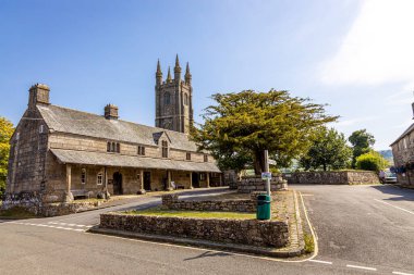 İngiltere, Devon 'daki Dartmoor Ulusal Parkı' nda bulunan Moor 'daki Widecombe köyünün ve büyük bir sivil cemaatin havadan görüntüsü.