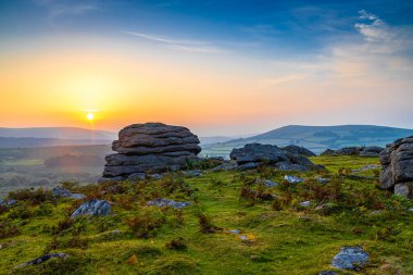Dartmoor Ulusal Parkı 'nın günbatımı manzarası, İngiltere' nin güneybatısında Devon eyaletinde geniş bir bataklık.