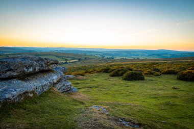 Akşamları Dartmoor Milli Parkı manzarası, İngiltere