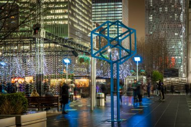 Gece vakti Londra 'daki iş yerinde gökdelen.
