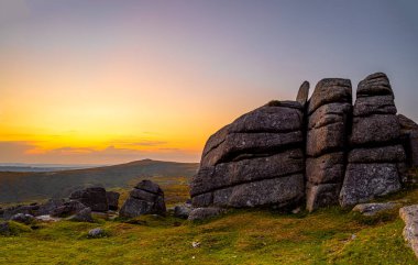 Dartmoor Ulusal Parkı 'nın günbatımı manzarası, İngiltere' nin güneybatısında Devon eyaletinde geniş bir bataklık.