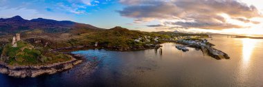 Inner Hebrides, İskoçya, İngiltere 'deki Skye Adası' ndaki Kyleakin köyünün hava görüntüsü.