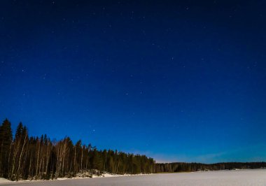 Yıldızlı gecede donmuş göl