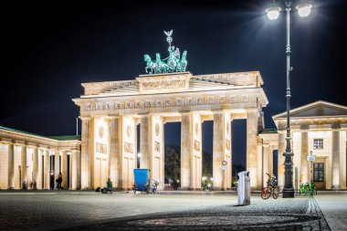 Yazın alacakaranlıkta Brandenburg kapısı, Berlin