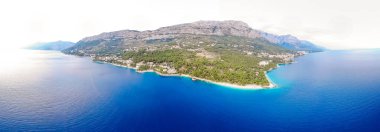 Brela 'nın yaz ayındaki hava manzarası, Hırvatistan