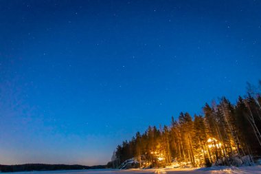 Kış gecesinde göl evi