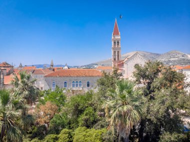 Hırvatistan 'ın yaz aylarında Trogir' in hava manzarası