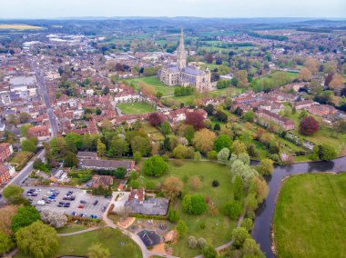 İlkbaharda Salisbury Katedrali 'nin havadan görünüşü
