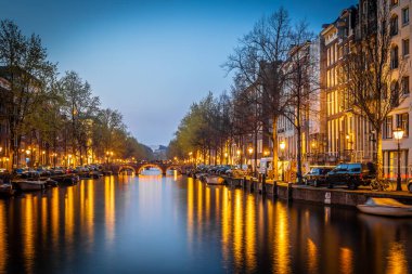 Hollanda 'daki Amsterdam kanallarının gece görüşü