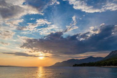 Yazın Adriyatik Denizi 'nde gün batımı