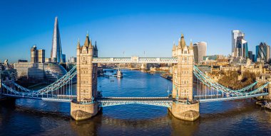 Synny sabahında Tower Bridge manzarası, Londra