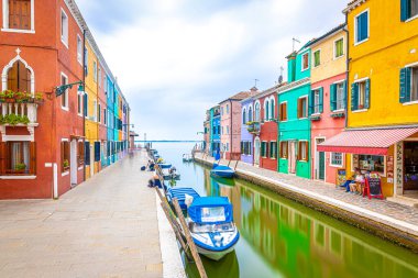 İtalya 'nın Venedik gölündeki Burano adasının manzarası