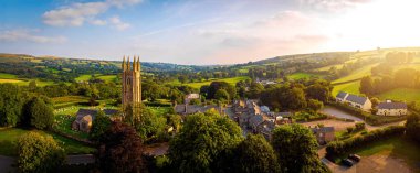 İngiltere, Devon 'daki Dartmoor Ulusal Parkı' nda bulunan Moor 'daki Widecombe köyünün ve büyük bir sivil cemaatin havadan görüntüsü.