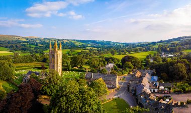 İngiltere, Devon 'daki Dartmoor Ulusal Parkı' nda bulunan Moor 'daki Widecombe köyünün ve büyük bir sivil cemaatin havadan görüntüsü.