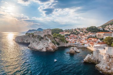 Hırvatistan 'da yaz aylarında Dubrovnik' in eski kent manzarası