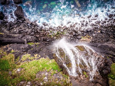 Kilt Kayası 'nın hava manzarası, İskoçya' daki Skye Adası 'nın kuzeydoğusunda bir deniz kayalığı.
