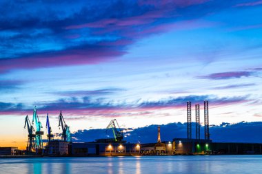 Hırvatistan 'ın Pula limanı gün batımından sonra aydınlandı