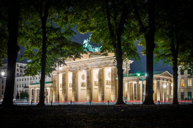 Yazın alacakaranlıkta Brandenburg kapısı, Berlin