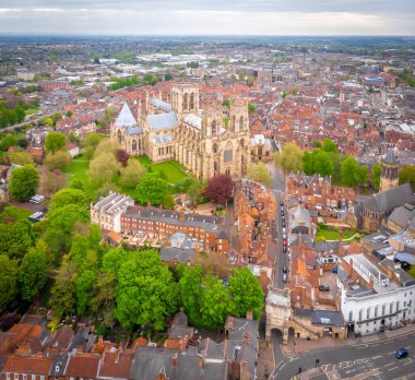 Bulutlu bir günde York Bakanının hava manzarası, İngiltere