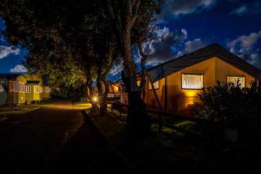 Cornwell, İngiltere 'de okyanus kıyısındaki karavan parkı.