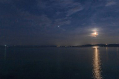 Yazın Adriyatik Denizi kıyısında gece