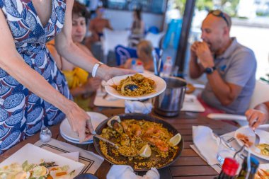 Paella İspanya 'da deniz kenarında