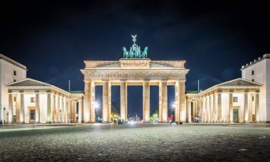Yazın alacakaranlıkta Brandenburg kapısı, Berlin