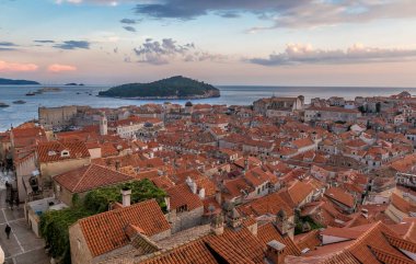 Hırvatistan 'da yaz aylarında Dubrovnik' in eski kent manzarası