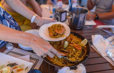 Paella İspanya 'da deniz kenarında