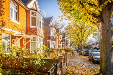 Londra 'nın Chiswick banliyösü Sonbahar zamanı, İngiltere