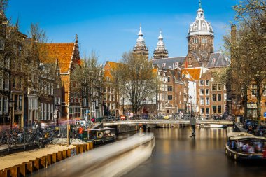 Hollanda 'nın güneşli bir gününde Amsterdam' da Aziz Niklas Kilisesi