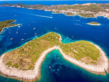Hırvatistan 'ın Hvar kentindeki Paklinski Adalarının hava manzarası