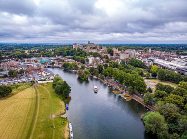 Windsor kalesinin ve Thames nehrinin hava görüntüsü, İngiltere