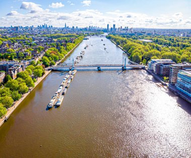 Sabah Thames ve Albert köprüsünün hava görüntüsü, Londra, İngiltere