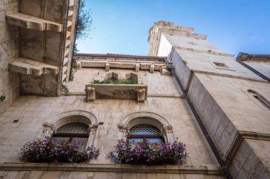 Hırvatistan 'da yaz aylarında Trogir' in dar sokakları görülüyor