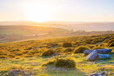 Akşamları Dartmoor Milli Parkı manzarası, İngiltere