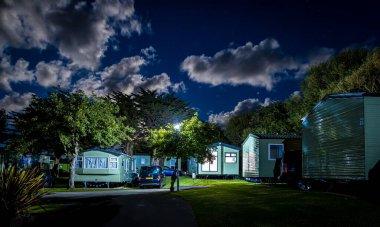 Cornwell, İngiltere 'de okyanus kıyısındaki karavan parkı.