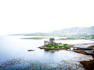 Elian Donan bulutlu havada, İskoçya 'nın Highlands bölgesinde, İngiltere