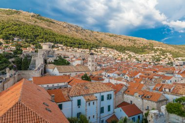 Hırvatistan 'da yaz aylarında Dubrovnik' in eski kent manzarası