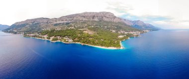 Brela 'nın yaz ayındaki hava manzarası, Hırvatistan