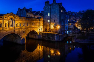 İngiltere 'nin Bath kentindeki Pulteney köprüsünün akşam manzarası