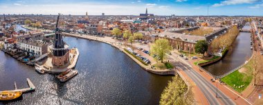 Hollanda, Haarlem 'deki yel değirmeninin havadan görünüşü