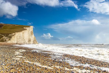 Fırtınalı bir günde yedi kız kardeş kayalıkları tebeşirler, İngiltere