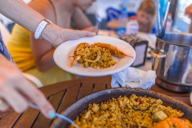 Paella İspanya 'da deniz kenarında