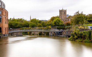 Bristol, İngiltere 'deki St. Peter kilisesi ve Castle Park manzarası.